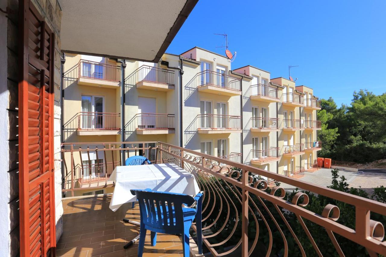 Apartments By The Sea Arbanija, Ciovo - 17332 트로기르 외부 사진