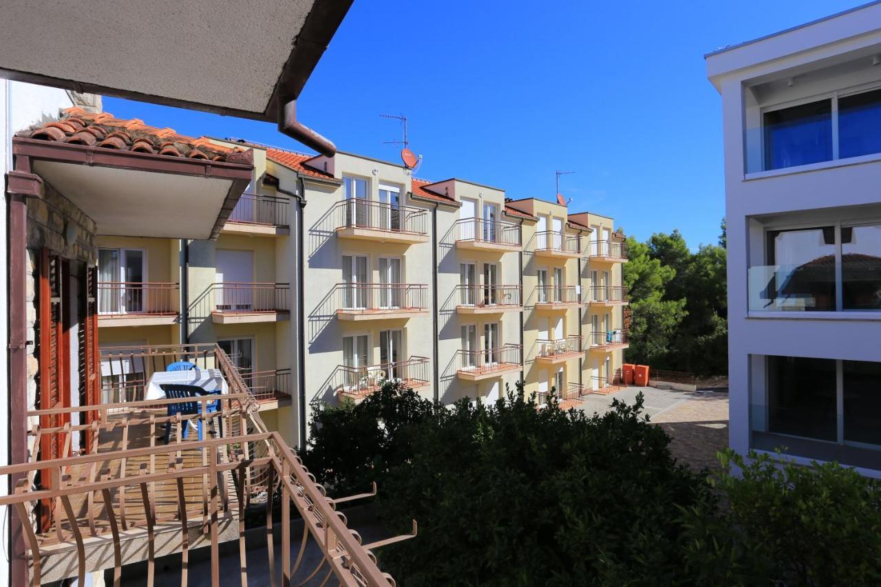 Apartments By The Sea Arbanija, Ciovo - 17332 트로기르 외부 사진